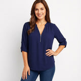 Blusa femenina fluida con escote en V y mangas dobladas