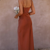 Margot | Vestido midi de satén con escote cuadrado y abertura lateral para invitadas de boda