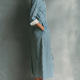 Vestido camisa para señora en azul y blanco con bolsillo de pecho rojo