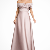 Cordelia | Vestido maxi de satén plisado para invitadas de boda, con corte off-shoulder