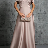 Cordelia | Vestido maxi de satén plisado para invitadas de boda, con corte off-shoulder