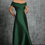Cordelia | Vestido maxi de satén plisado para invitadas de boda, con corte off-shoulder