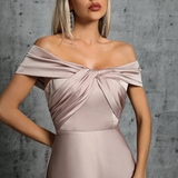 Cordelia | Vestido maxi de satén plisado para invitadas de boda, con corte off-shoulder