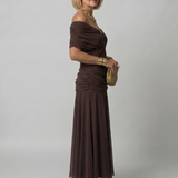 Calen | Vestido midi elegante con hombros descubiertos y diseño fluido