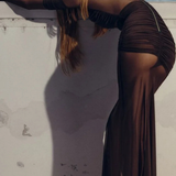 Auryn | Vestido maxi de invitada de boda ajustado de manga larga de malla transparente