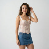 Top Estructurado con Copas Definidas y Corte Elegante