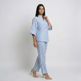 Conjunto Fluido a Rayas con Blusa Suelta y Pantalones de Corte Amplio