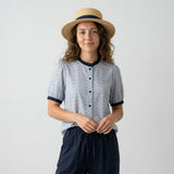Blusa Ligera con Cuello Contrastante y Detalle Perforado Elegante