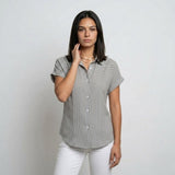 Blusa Estructurada con Botones Frontales y Corte Ligero Equilibrado