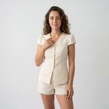 Conjunto Elegante con Chaleco Estructurado y Pantalones Cortos