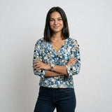 Blusa Ajustada Estampada con Botones Frontales y Escote en V