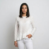 Blusa Elegante con Textura Delicada y Corte Fluido Asimétrico