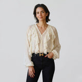 Blusa Fluida con Volantes Frontales y Movimiento Elegante