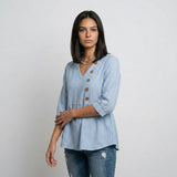 Blusa Fluida con Botones Laterales y Corte Suelto con Movimiento