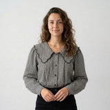 Blusa con Cuello Amplio Ondulado y Patrón Clásico Estructurado