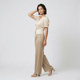 Conjunto Fluido de Pantalones Anchos con Blusa Estructurada para Elegancia Diaria