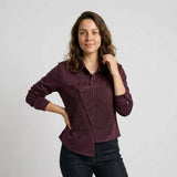 Blusa Estructurada con Aplicación Decorativa y Elegancia Sofisticada