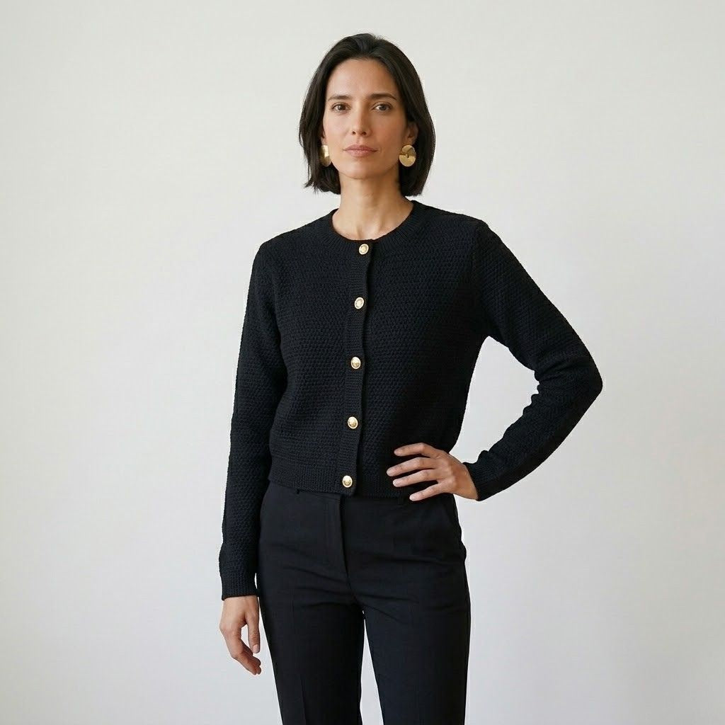 Cardigan de Punto Estructurado con Botones Dorados y Elegancia Diaria