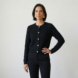 Cardigan de Punto Estructurado con Botones Dorados y Elegancia Diaria