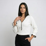 Blusa Fluida con Volantes Contrastantes y Escote Suave