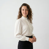 Blusa Elegante con Cuello Alto y Detalle Frontal Estructurado