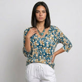 Blusa Floral con Escote en V para Elegancia Desenfadada