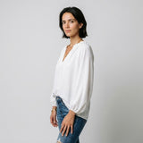 Blusa Fluida con Escote en V y Manga Larga para Elegancia Natural