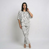 Conjunto Fluido Estampado con Blusa Suelta y Pantalones Cropped