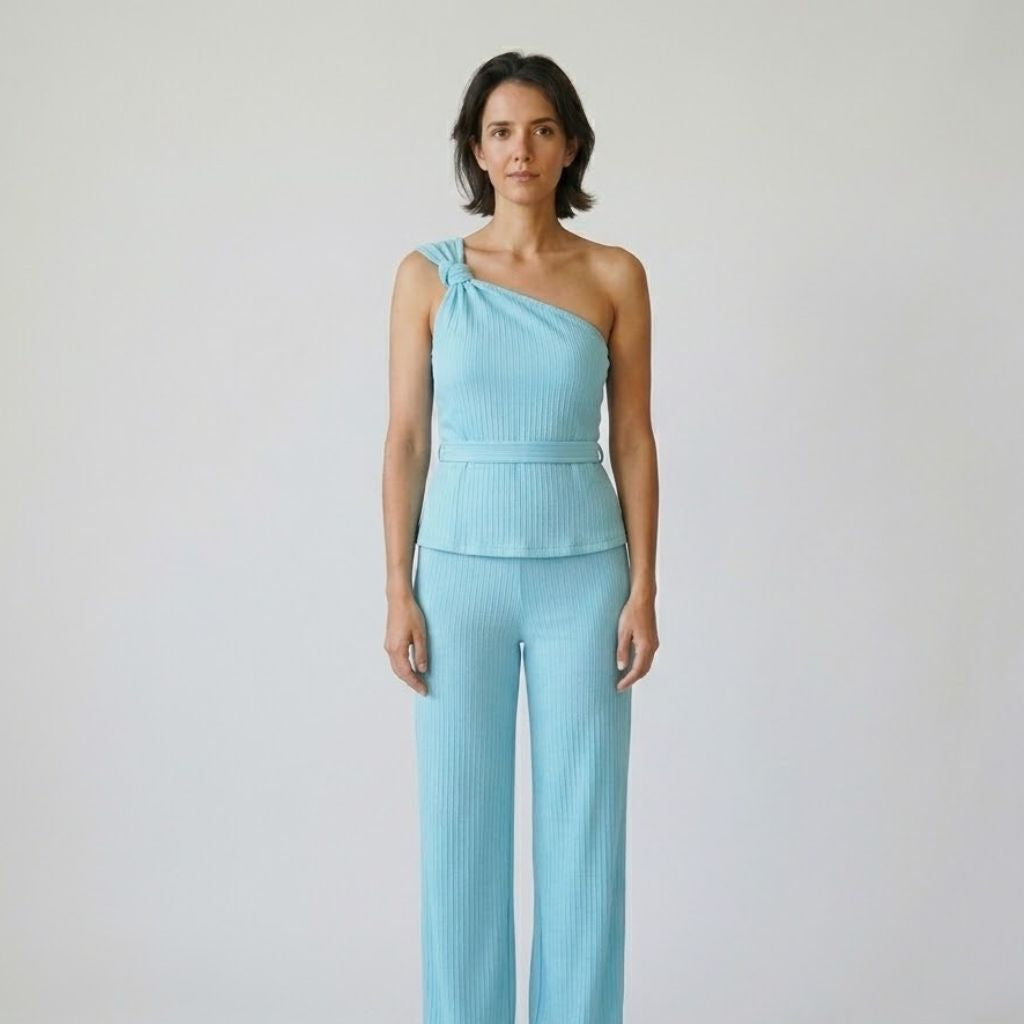 Conjunto Fluido con Top Asimétrico y Pantalones Anchos para Elegancia Moderna
