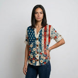 Blusa Estampada con Botones Frontales y Corte Fluido Desenfadado