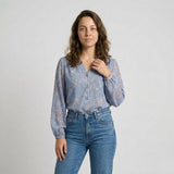 Blusa Fluida con Patrón Floral y Escote en V Elegante