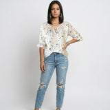 Blusa Floral con Lazo Frontal para Elegancia Ligera