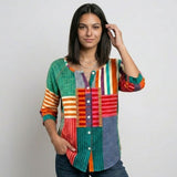 Blusa Patchwork con Botones Frontales para una Presencia Desenfadada