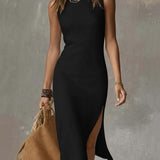 Vestido midi sin cuello con abertura en el dobladillo.