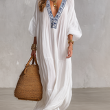 Vestido caftán maxi blanco bordado bohemio con escote en V y textura arrugada