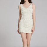 Mariah | Vestido ajustado sin mangas de cuello en V para mujeres con textura de flores 3D para invitadas de boda