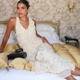 Mariah | Vestido de invitada de boda ajustado sin mangas con escote en V y textura de flores 3D