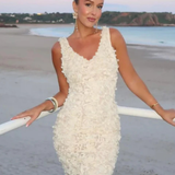 Mariah | Vestido de invitada de boda ajustado sin mangas con escote en V y textura de flores 3D