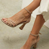 Elviera™ | Sandalias de punta redonda con tacón delgado y detalles decorativos