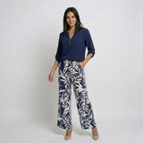 Conjunto Elegante con Blusa Fluida y Pantalones Amplios Estampados