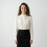 Blusa Elegante con Cuello Alto y Detalle Frontal Estructurado