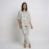 Conjunto Fluido Estampado con Blusa Suelta y Pantalones Cropped