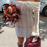 Eli | Vestido mini de encaje sin hombros con mangas largas para invitadas de boda