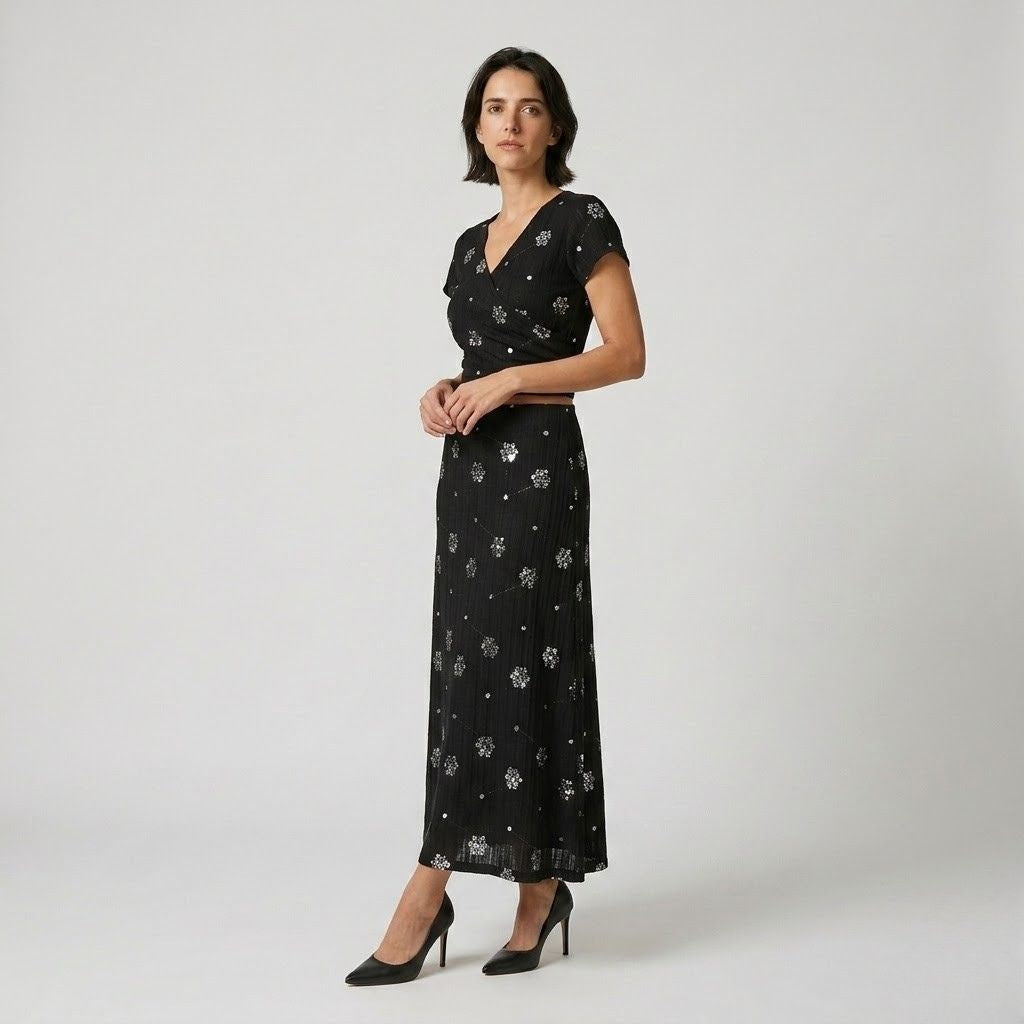 Conjunto Elegante con Falda Plisada y Blusa Cruzada para Días Ligeros