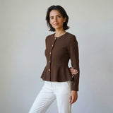 Blusa Estructurada con Botones Frontales y Línea Elegante para Uso Diario
