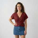 Blusa Ajustada con Escote en V y Cintura Marcada Elegante