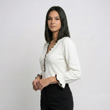 Blusa Fluida con Volantes Contrastantes y Escote Suave