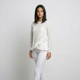 Blusa Elegante con Textura Delicada y Corte Fluido Asimétrico