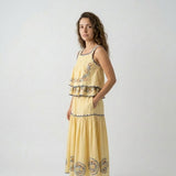 Conjunto Fluido con Top de Tirantes y Falda Larga en Capas Bordadas