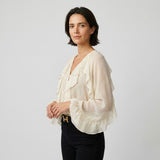 Blusa Fluida con Volantes Frontales y Movimiento Elegante